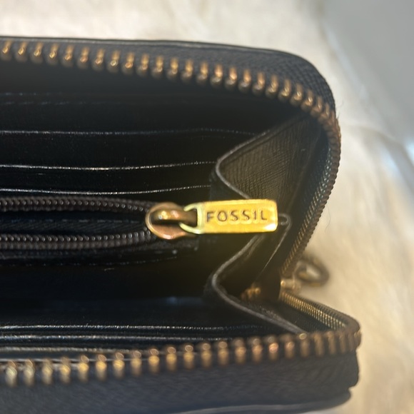 Fossil zip around black wallet - Picture 6 of 6